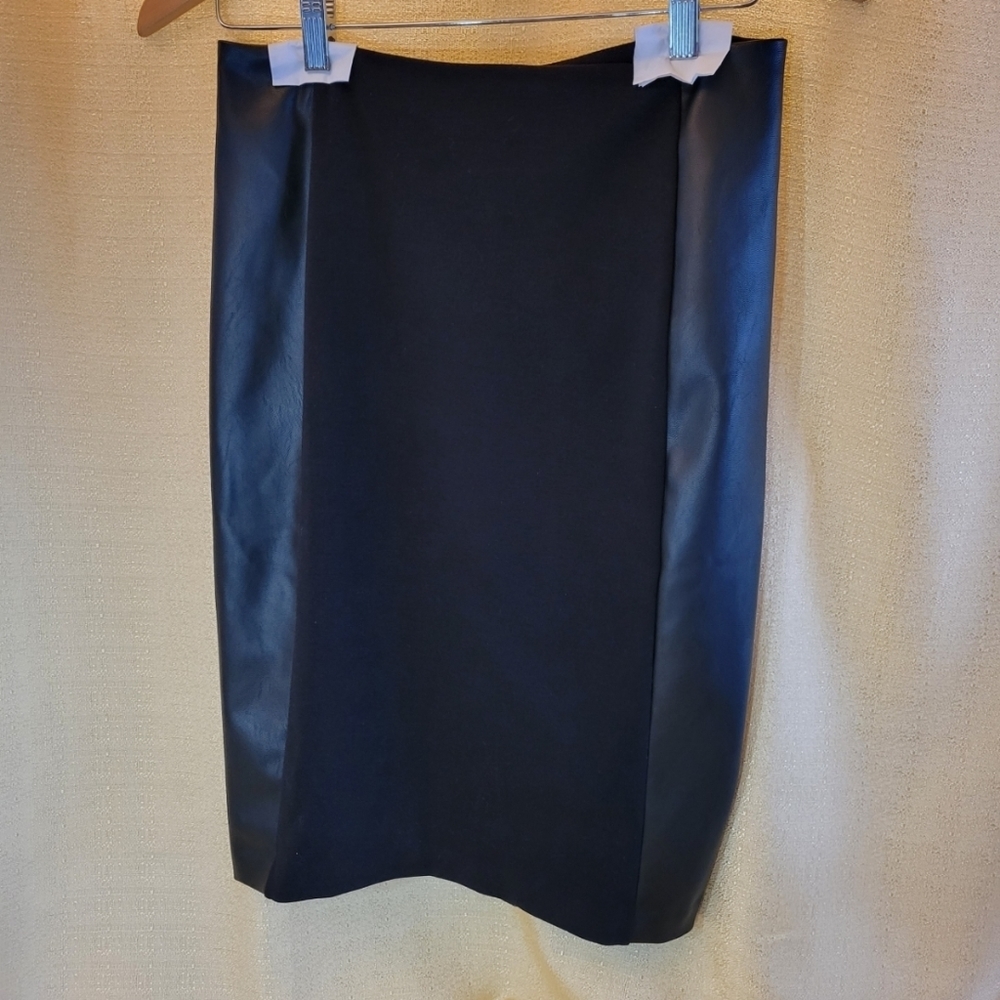 Michael Kors Faux Leather Knit Pencil Skirt Black Size 4/6 Gold Zip Clos…